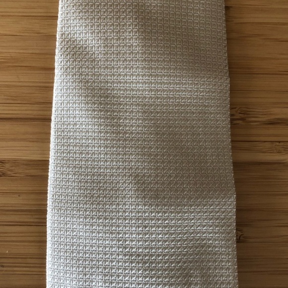 Giorgio Armani Silk Tie In Beautiful Cream! - Picture 5 of 6